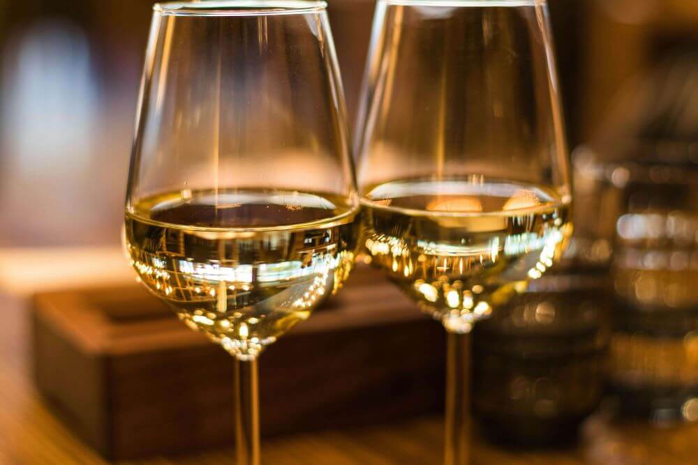 Ce se întâmplă cu o sticlă de vin de-a lungul deceniilor și cum să o savurezi