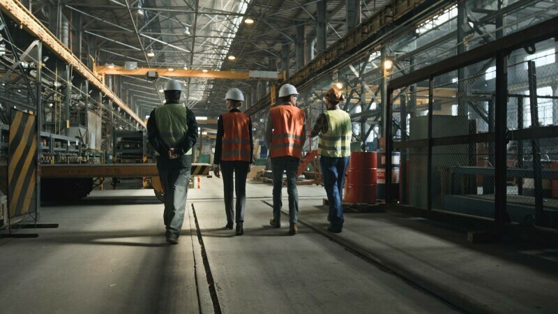 Accident Grav în București: Autobuz Lovit de Tramvai, Opt Persoane Rănite