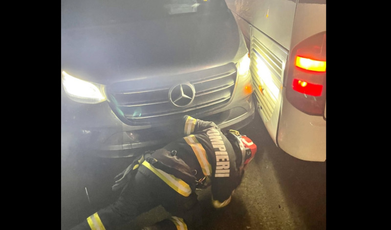 Accident în Botoșani între un microbuz și un autocar ce transporta 40 de elevi