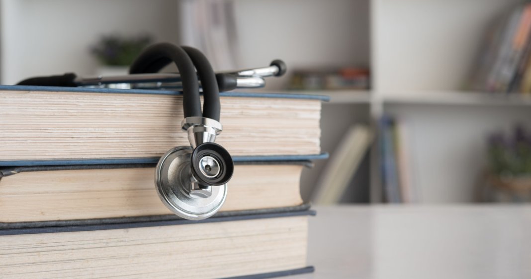 DNA: Cadre didactice de la Universitatea de Medicină din Galați, acuzați de corupție prin acceptarea de mită în numerar și bijuterii la testul de rezidențiat