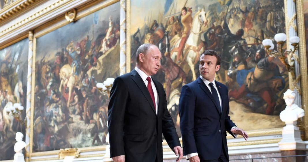 Kremlinul anunță că Vladimir Putin este deschis la discuții cu Emmanuel Macron