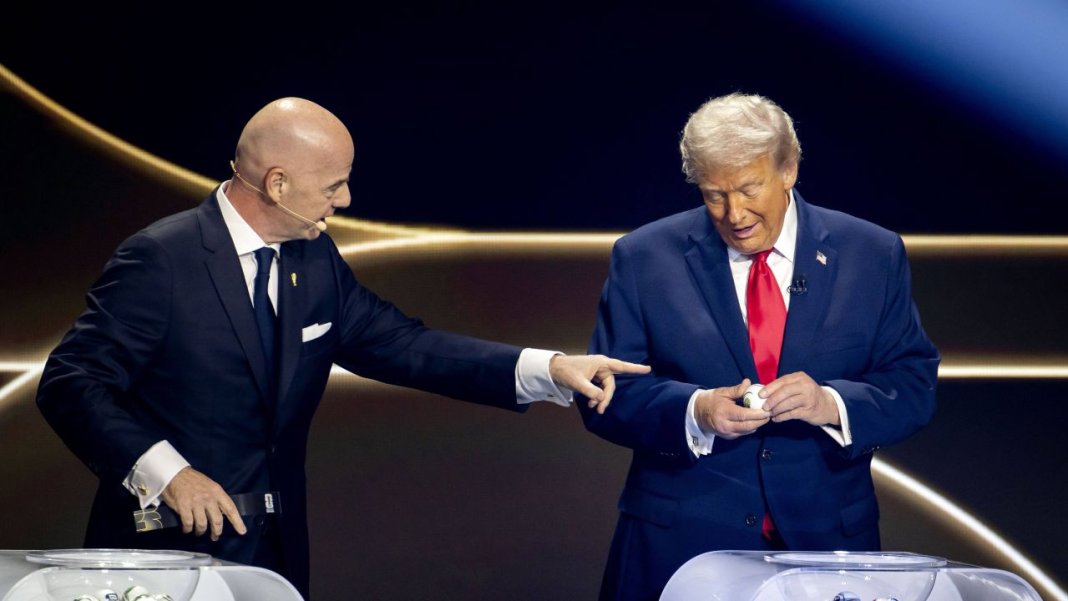 La gala FIFA, Gianni Infantino a arătat telefonul lui Donald Trump. Ce a urmat
