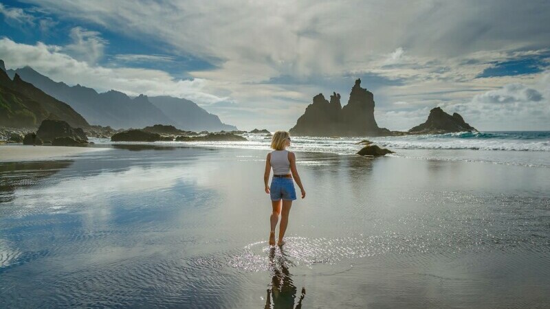 Tragedie în Tenerife: Un român a decedat, altul este rănit după ce un val mare a lovit o piscină naturală