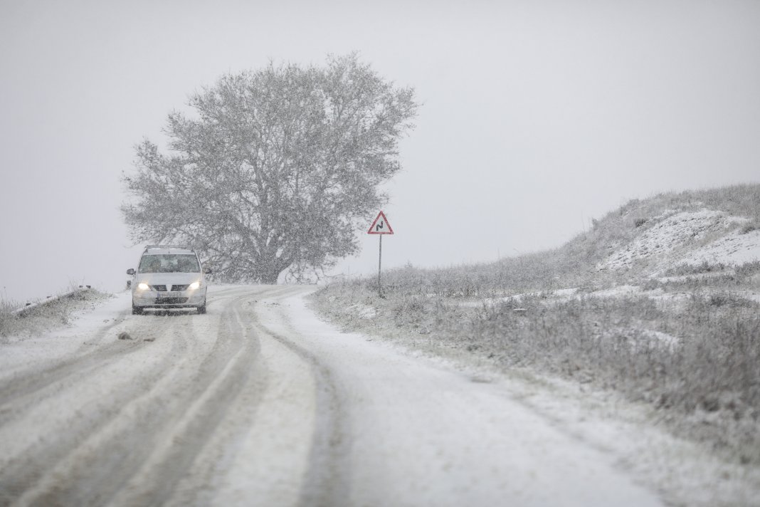 Nicușor Dan, reținut pe parcursul nopții în Paris. Cauzele întârzierii aeronavei militare Spartan care l-a dus în Franța.
