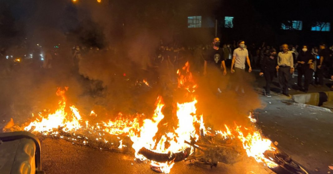 Protestele din Iran devin mai intense: 38 de decese, 950 de ofițeri de poliție răniți. „Dacă vor să ne tragă, s-o facă! Ne-am săturat”