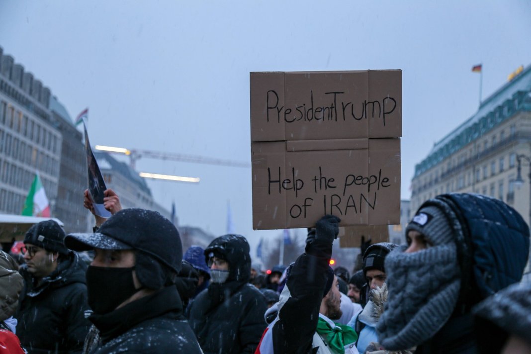 Trump avertizează cu „măsuri extrem de severe” din partea SUA în cazul în care Iranul va spânzura protestatari.