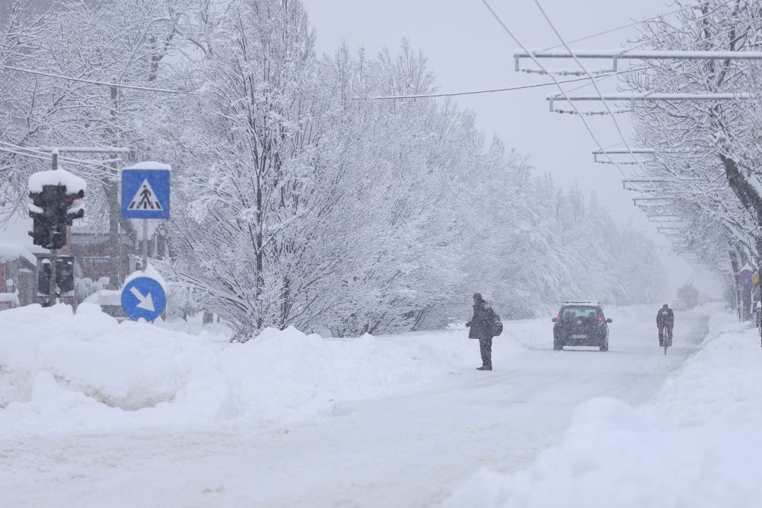 Alertă meteorologică: Cod galben de ninsoare și viscol în București și 16 județe, emis de ANM - Nou strat de zăpadă