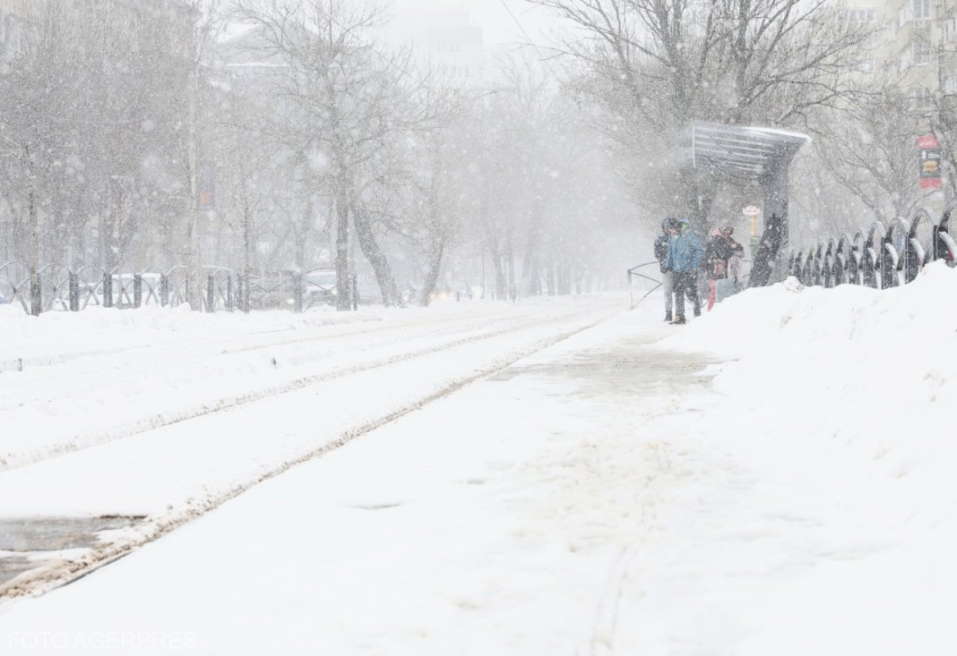 Unde va ninge puternic în următoarele ore. Comunicat de ultimă oră de la ANM / Condițiile de trafic pe șoselele din România. Situația în Gara de Nord