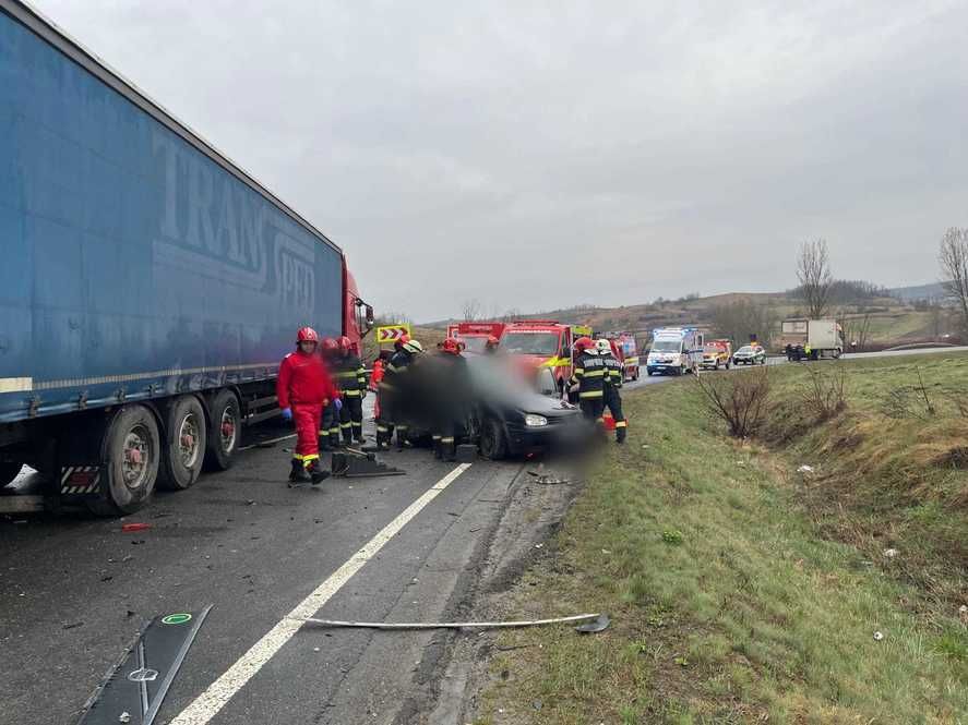 Accident serios în Cluj: Cinci bărbați și-au pierdut viața în urma impactului dintre două camioane și un autoturism.