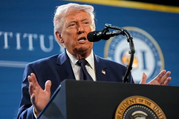 Donald Trump desfășoară 5.000 de soldați marini în Strâmtoarea Ormuz, declarând războiul „construit”