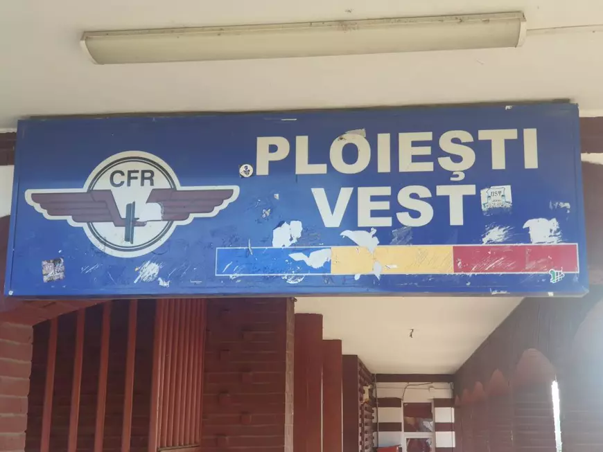 Gara de Vest din Ploiești, neglijată de oficiali: cratere, fisuri, murdărie, absență de apă