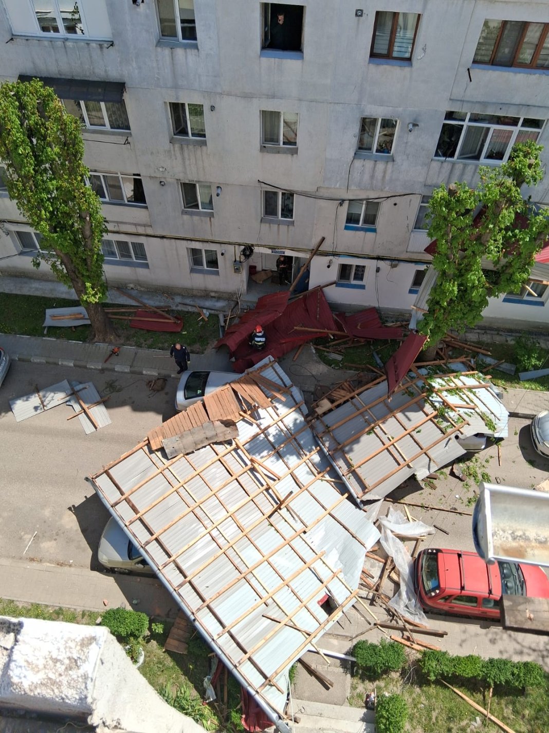 Bărbat din Huși a murit în urma colapsului acoperișului unui imobil / Pagube în Moldova din cauza vântului