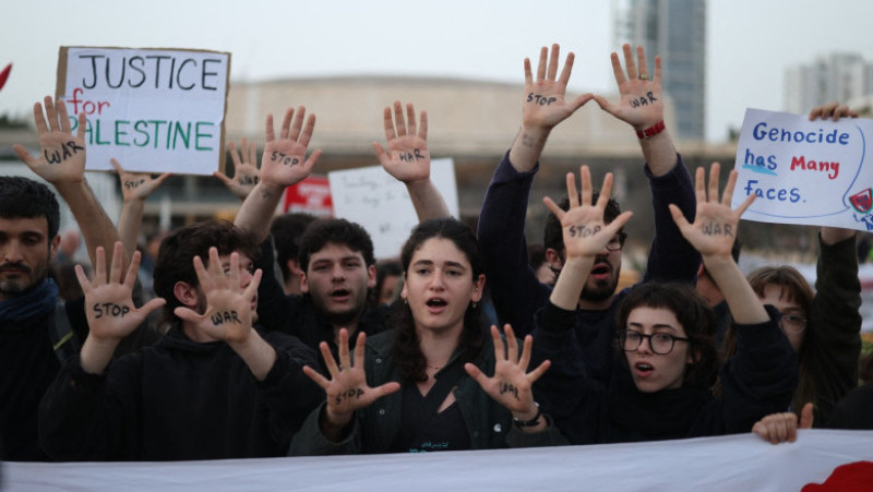 Proteste în Tel Aviv împotriva conflictului cu Iranul: „Nu atacați, negociați!”. Confruntări violente cu...