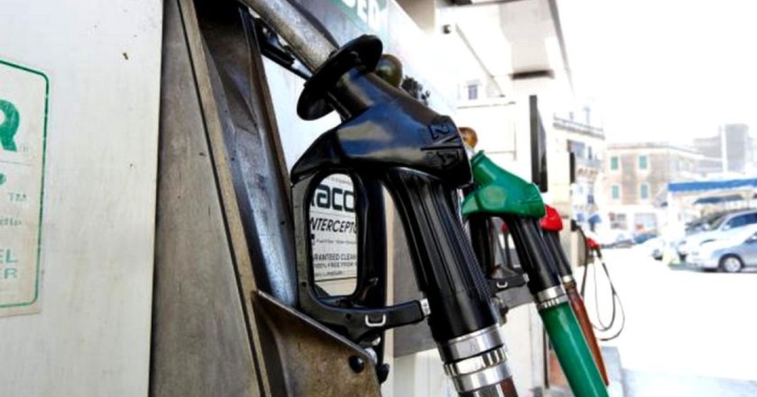 Soluție pentru scăderea prețului motorinei: reducerea accizei și actualizarea zilnică unică a tarifelor la...