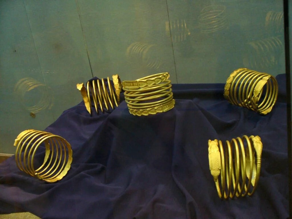 Tezaurul dacic de 2 milioane de euro, sustras din Munții Orăștiei și comercializat pe piața ilegală, este asociat cu „cartelul sârb”