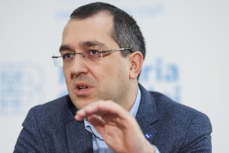 Vlad Voiculescu își exprimă opinia după ce România a înregistrat o înfrângere în litigul cu Pfizer referitor la vaccinuri și va fi nevoită să plătească 600 de milioane de euro, aruncând vina asupra a două persoane.