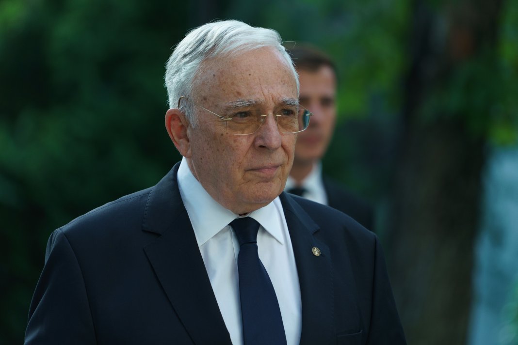 Isărescu desființează legenda cursului „artificial”: „Am cumpărat valută, nu am comercializat. Dacă am fi lăsat excedentul de rezervă pe piața valutară, euro ar fi atins 4,4 lei”