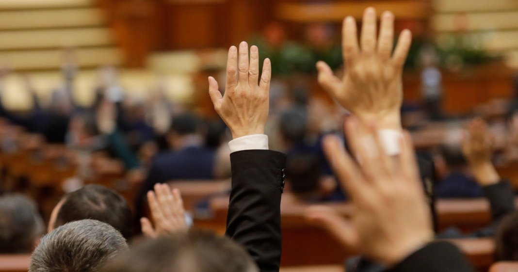 Salarii crescute pentru prim-ministru, miniștri și parlamentari conform legislației recente privind salarizarea. Ce valori vor fi acordate.