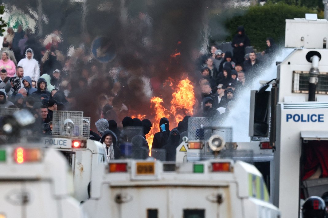 MAE informează despre mutarea temporară a tuturor românilor afectați de manifestațiile din Belfast