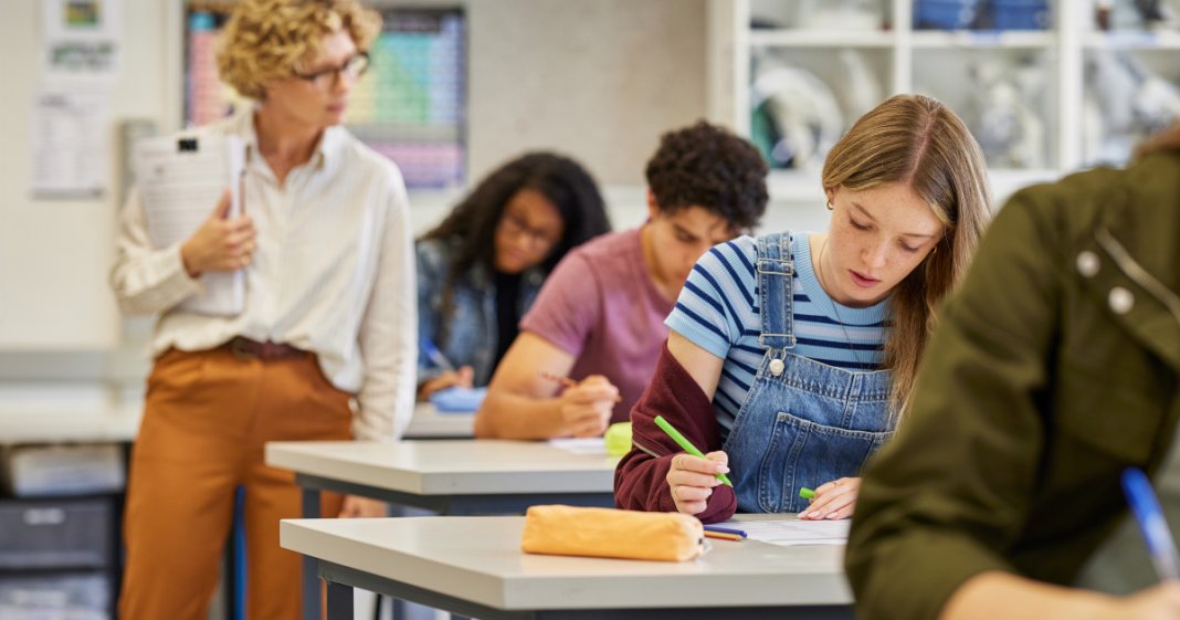 Proba de matematică și istorie de la Bacalaureat 2026 a fost suspendată din cauza valului de căldură. Ministerul Educației...