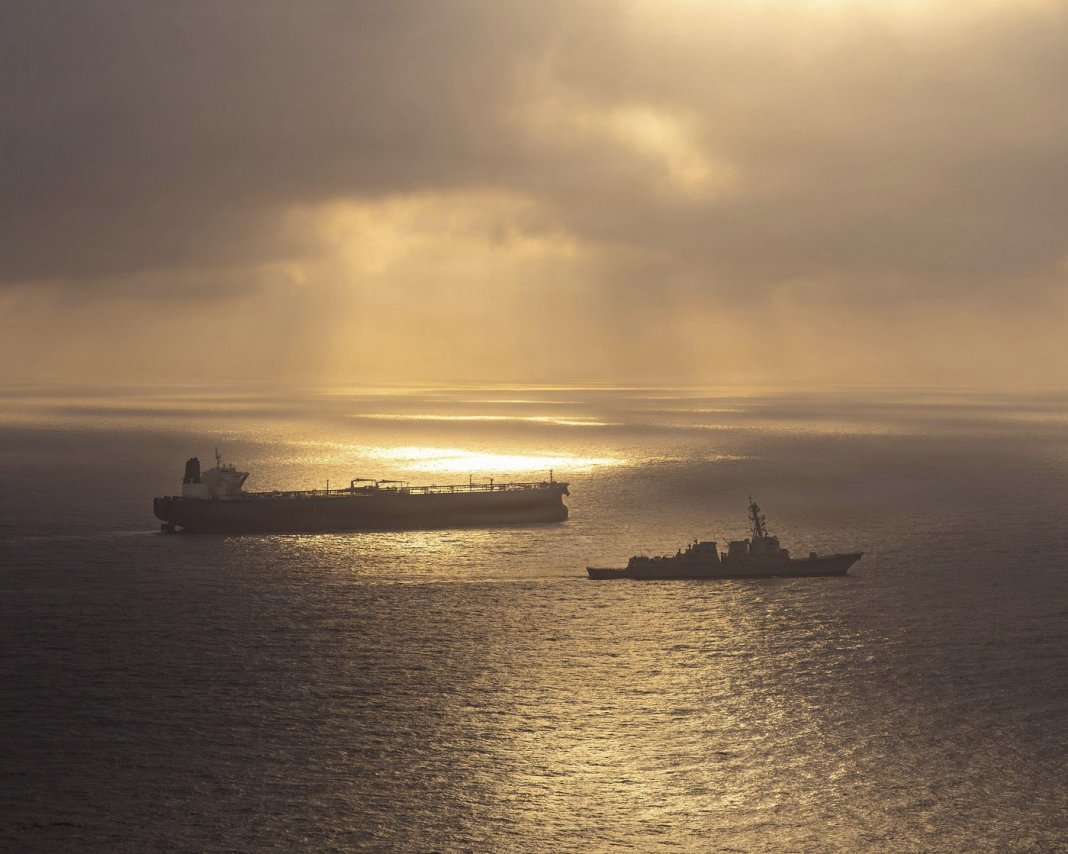 Evoluția bizară din Ormuz: Vapoarele refuză asistența forțelor armate americane, în pofida declarațiilor Casei Albe că „petrolul curge”
