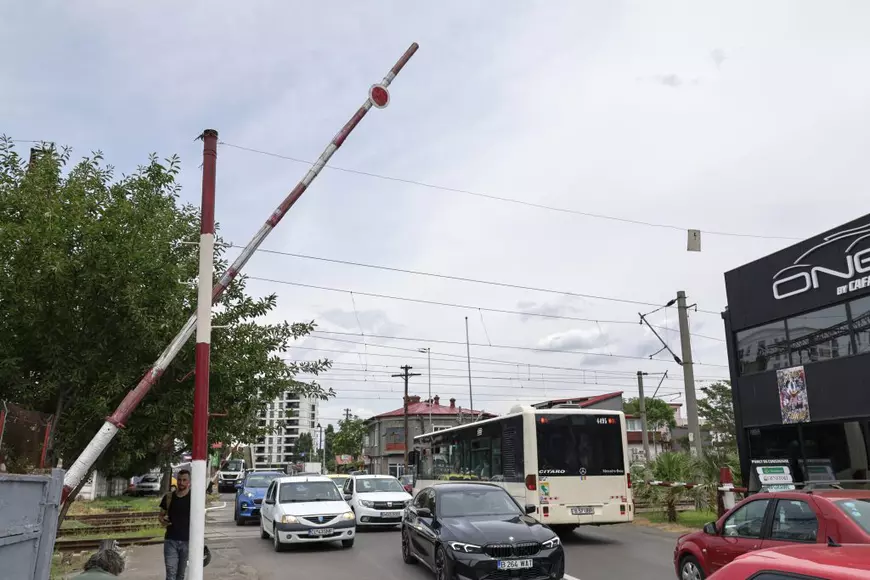 Femeia care ridică cu mâna o barieră de tren de 36 de ani. O fotografie ce surprinde condiția infrastructurii din România.