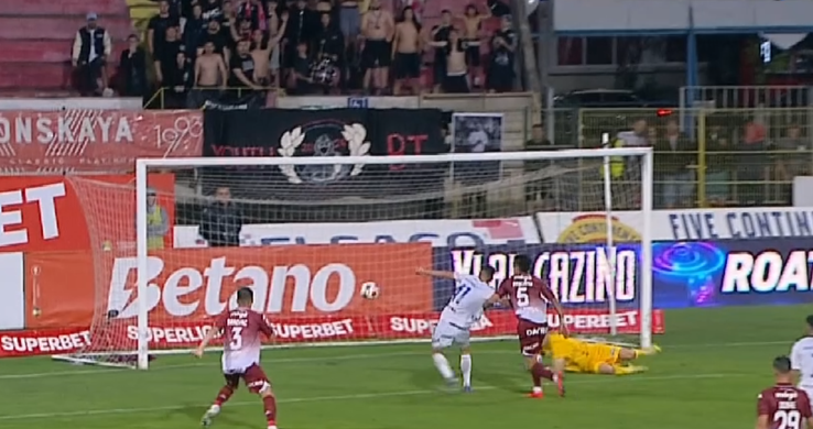 Haos complet la FC Botoșani - Rapid! Două verificări VAR, două cartonașe roșii și un penalty oferit după opt minute.