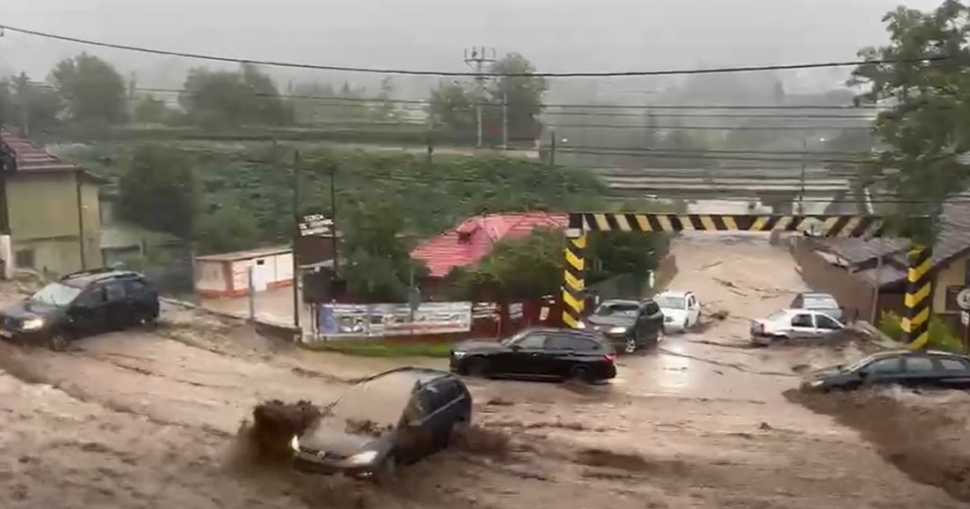 Inundații în Bușteni după o aversă puternică în Bucegi. DN1 și alte drumuri afectate.