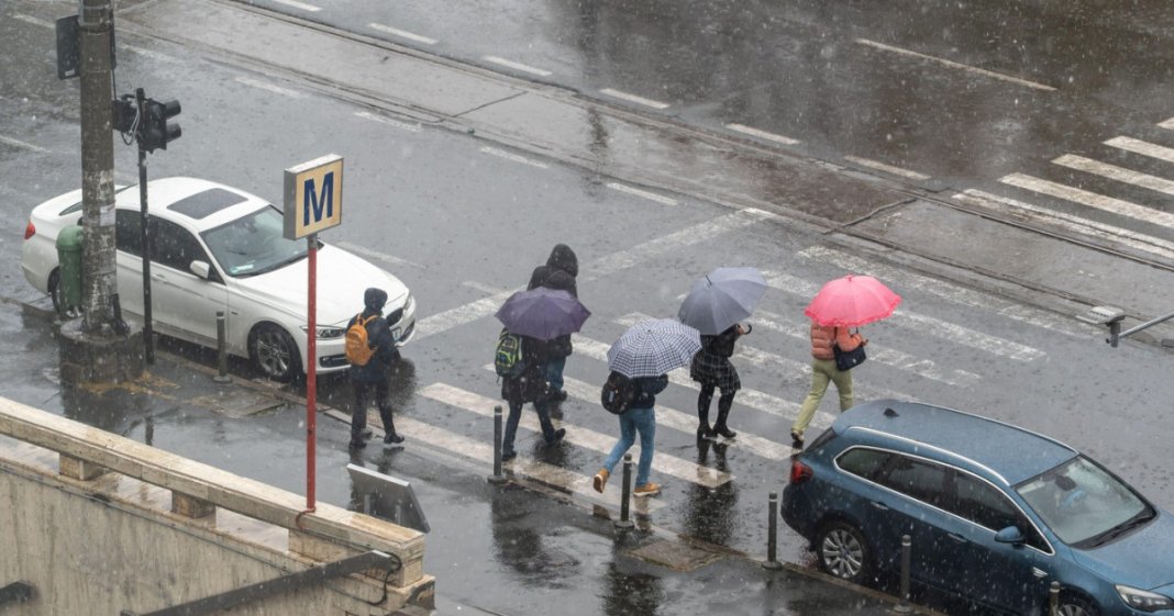 Meteorologii au emis recent avertizări suplimentare de furtuni. Județul se află sub coduri roșii și regiunile afectate de ploi...
