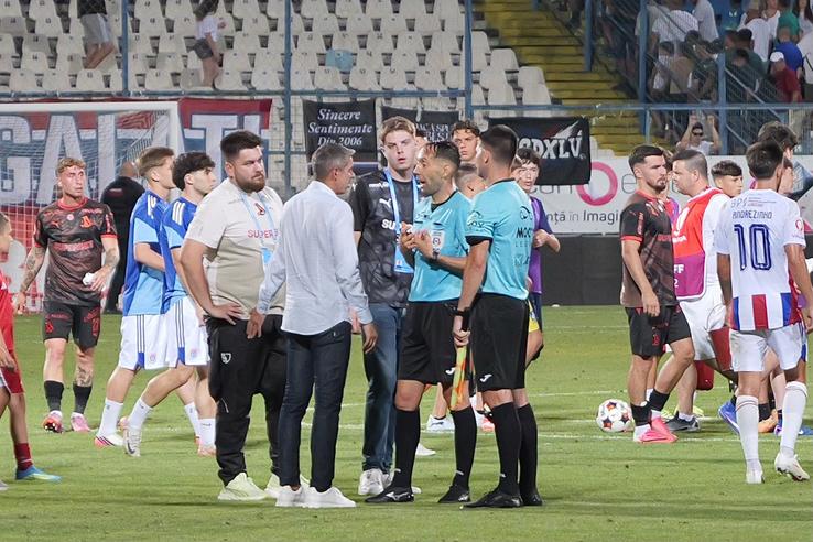 Nuno Campos a mers direct către arbitru după partida Oțelul - Dinamo.