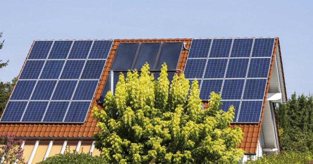 Prosumatorii adresează un mesaj lui Bolojan în contextul crizei energetice: „Dacă vrei să ai control asupra bateriei mele...